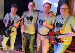 MAMA WOJU 2025 im Proberaum mit Merch T-Shirts MAMA WOJU 2025 im Proberaum mit Merch T-Shirts